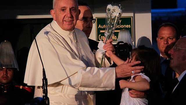 La niña y el papa: pequeña le dio flores blancas a Francisco y recibió tierna recompensa 