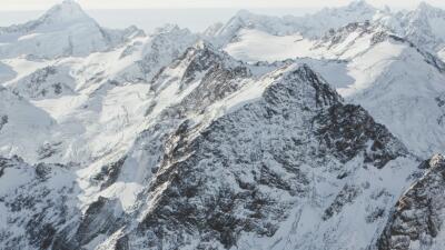 Hallan los Cuerpos de Cinco Esquiadores en un Glaciar de los Alpes Suizos tras Posible Avalancha