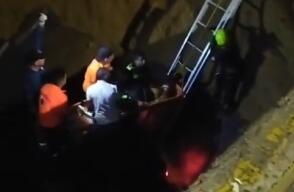 Con esta escalera sacaban muertos tras colapso de puente en vía Barranquilla-Soledad