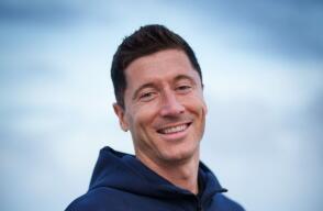 Robert Lewandowski ya posa con la indumentaria del Barcelona.