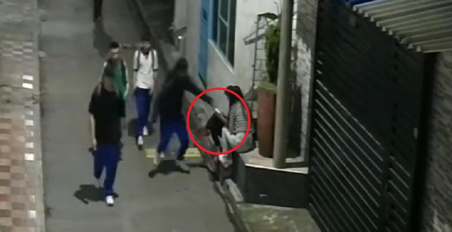 En barrio Timiza, grupo de jóvenes robó a dos menores: indignante video
