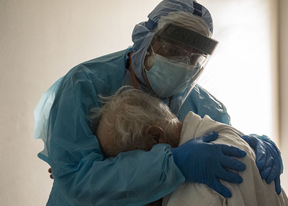 Abrazo del doctor Joseph Varon con paciente con coronavirus. Foto AFP.jpg