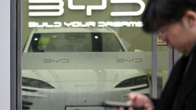 Un hombre camina frente a un automóvil exhibido en una sala de exposición de BYD en Beijing el 4 de enero de 2024. 