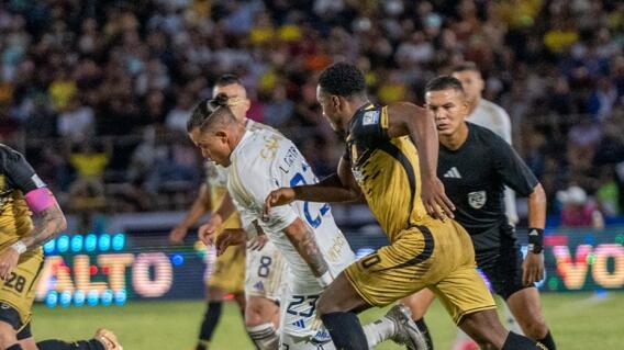 Leonardo Castro en duelo contra Águilas Doradas, por Liga. Leonardo Castro en duelo contra Águilas Doradas, por Liga.