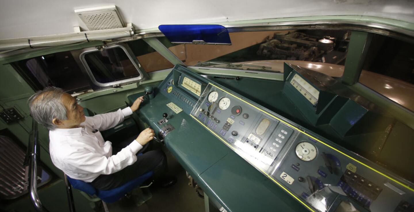 Japón empezó a trabajar en una línea de alta velocidad durante la Segunda Guerra Mundial, pero la construcción se detuvo en 1943 cuando se acabaron los fondos. 