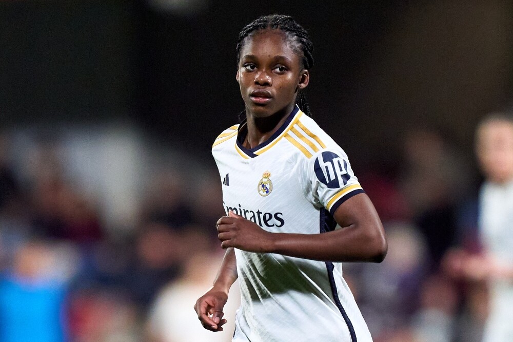 Linda Caicedo, delantera colombiana del Real Madrid, en acción de juego en la Liga F