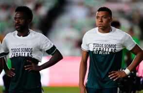 Kylian Mbappé y Vinícius en la previa del juego entre Elche y Real Madrid por la Liga de España. 