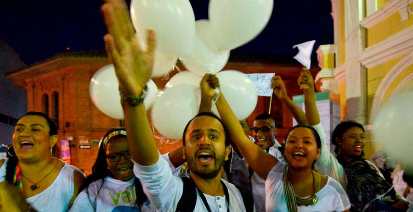 Los jóvenes también se unieron al festejo manifestando: “nos agrupamos bajo un objetivo en común, la paz. Desde Cali celebramos el acuerdo final”.