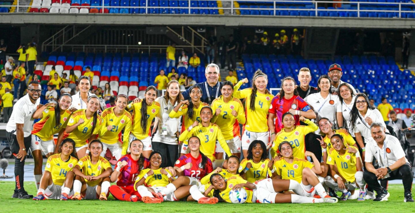 Selección Colombia femenina Sub-17 tras vencer a Perú en el Pascual Guerrero. 