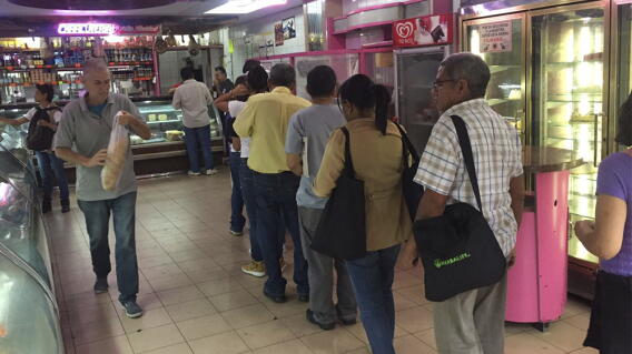 280041_BLU Radio. Filas en panadería de Caracas / Foto: Santiago Martínez - BLU Radio