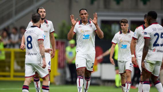 Yerry Mina y sus compañeros del Cagliari, tras derrota con Milan. Yerry Mina y sus compañeros del Cagliari, tras derrota con Milan.