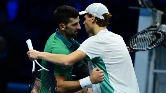 Novak Djokovic y Jannik Sinner en la fase de grupos del ATP Finals. Novak Djokovic y Jannik Sinner en la fase de grupos del ATP Finals.