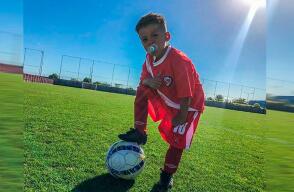 Ulises, el niño que juega fútbol con un chupo en la boca