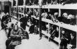 363091_Mujeres en barracas después de la liberación, en enero de 1945, del campo de exterminio de Auschwitz.