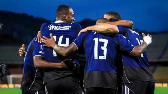 Jugadores del Medellín y un festejo de gol contra Millonarios en el Atanasio Girardot. 