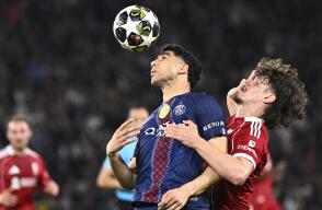 Acción de juego entre PSG y Liverpool por la ida de los cuartos de final de la Champions League.