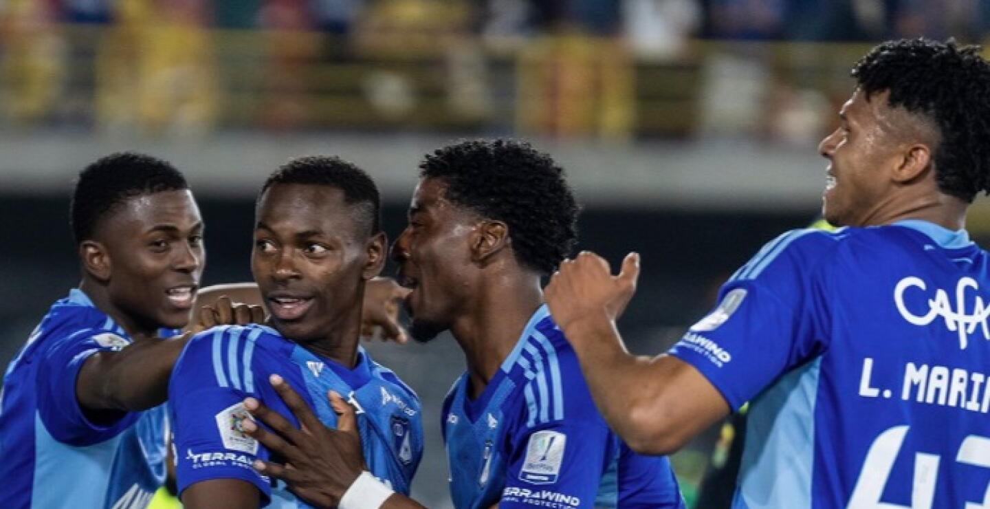 Néyser Villarreal celebra con sus compañeros un gol de Millonarios contra Santa Fe.
