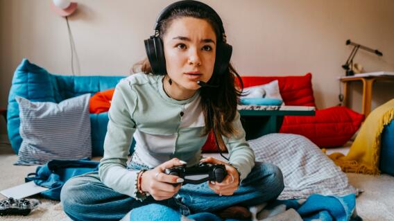 Mujer jugando videojuegos, imagen de referencia Mujer jugando videojuegos, imagen de referencia