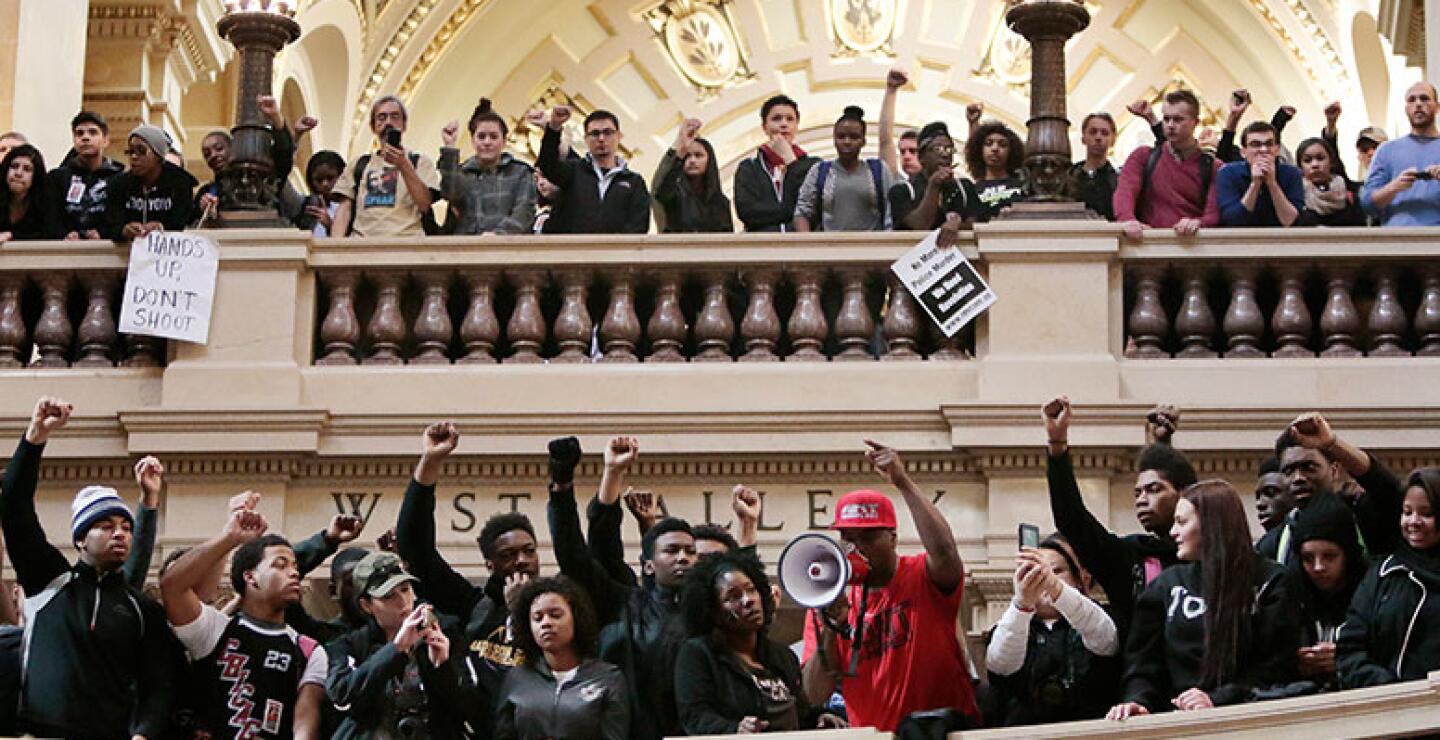 "Este es un problema más grande que Tony. Esto pone de relieve un tema universal con la aplicación de la ley", dijo Carter, que señaló que su sobrino "ha cometido sus errores", pero le describió como un chico "bueno, de buen co