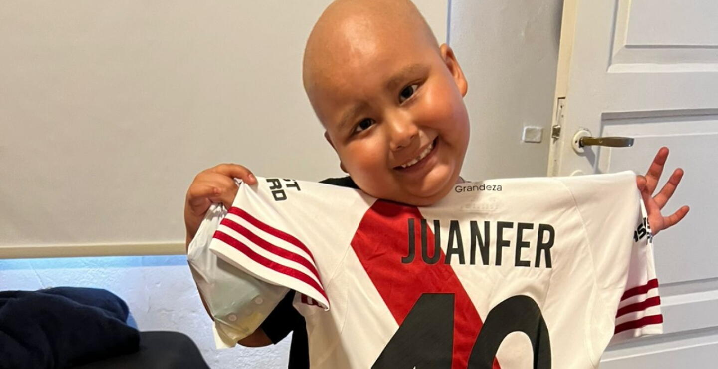 Juanfer Carballo es un pequeño hincha de River Plate, que tiene como ídolo a Juan Fernando Quintero.