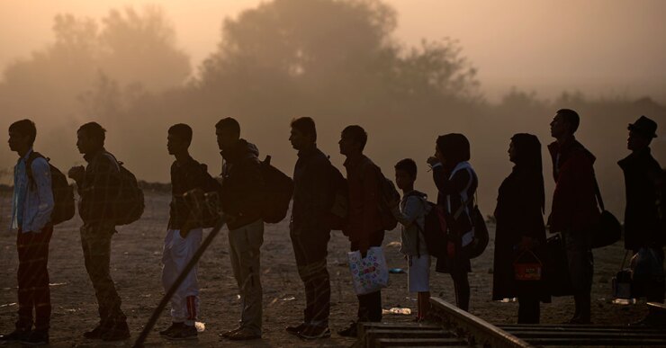Los refugiados entran en Serbia por la frontera sur, cerca de la localidad de Presevo, donde son registrados.