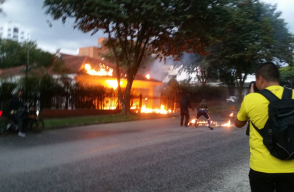 345938_Blu Radio. Atacan casa del comandante de Policía de Risaralda en medio de protestas en Pereira // Foto: Suministrada