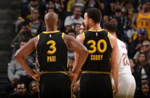 Acción de juego del partido entre los Golden State Warriors y los Cleveland Cavaliers