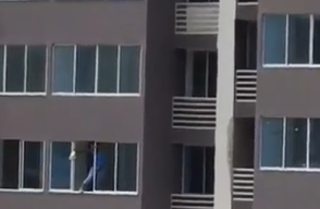 333793_Blu Radio/ Empleada doméstica en Barranquilla limpiando vidrios en edificio. Foto: Cortesía