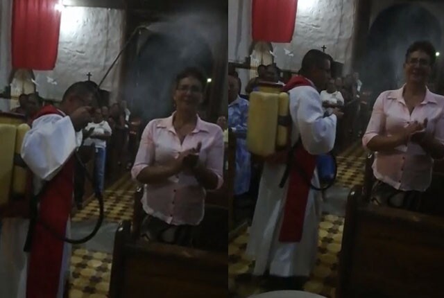 Con aspersor en mano, sacerdote de Sabanalarga echa agua bendita a sus feligreses en misa