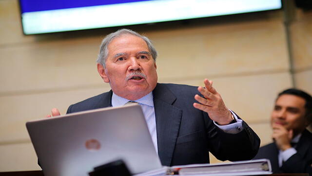 Con su renuncia, ¿se salva exministro Botero de investigación de la Procuraduría?