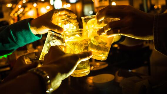 Imagen referencial: fiesta y licor Imagen referencial: fiesta y licor