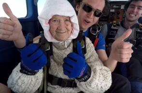 13124_La Kalle - Abuela se lanza de un paracaídas - Youtube