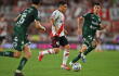 Juan Fernando Quintero (10) en acción de juego con River Plate en el fútbol de Argentina. 