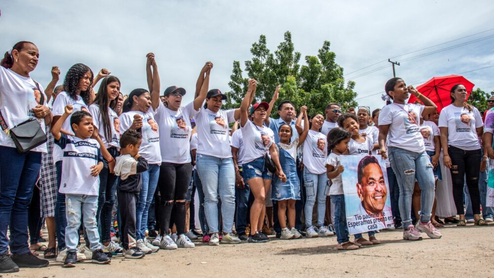 Familiares y amigos del delantero colombiano del Liverpool, Luis Díaz, participan en una manifestación para pedir la liberación del padre de Díaz en Barrancas, departamento de La Guajira, Colombia. Familiares y amigos del delantero colombiano del Liverpool, Luis Díaz, participan en una manifestación para pedir la liberación del padre de Díaz en Barrancas, departamento de La Guajira, Colombia.