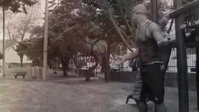 Exclusivo: Así convierte Osmín un parque de niños en un campo de entrenamiento Exclusivo: Así convierte Osmín un parque de niños en un campo de entrenamiento