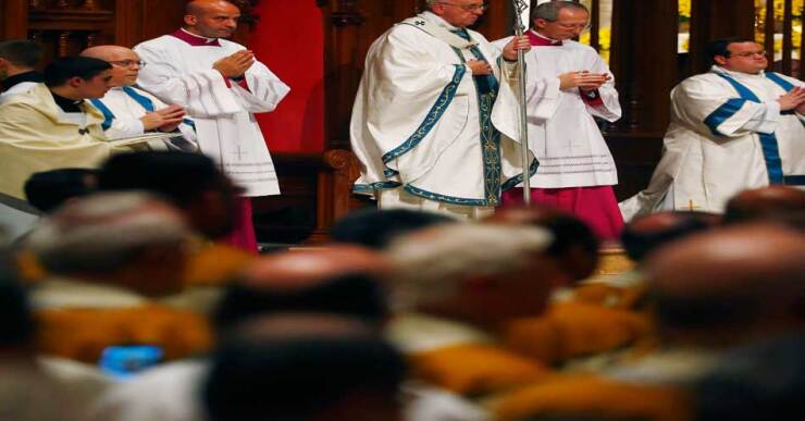 La defensa de una mayor presencia de los laicos en la Iglesia, "no significa renunciar a la autoridad espiritual que se nos ha confiado", dejó en claro el sumo pontífice