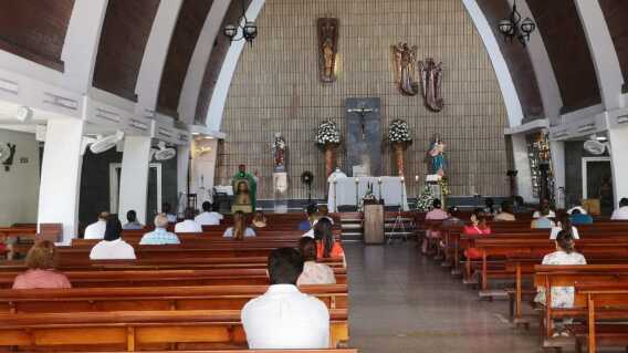 376900_BLU Radio //En el Atlántico 30 parroquias recibieron este domingo a sus files bajo estrictos protocolos de bioseguridad // Foto: BLU Radio