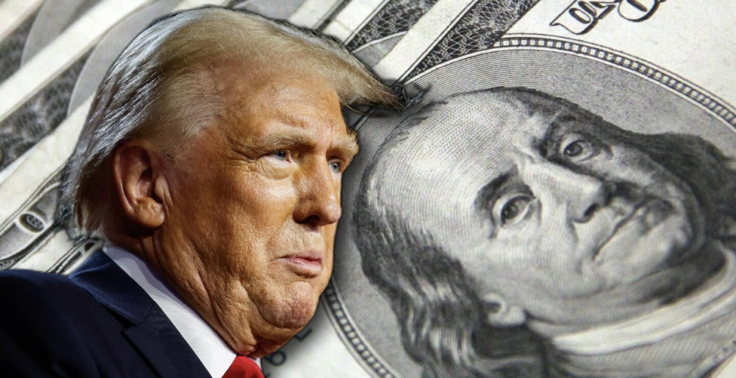 Cara de Donald Trump junto al billete del dólar. 
