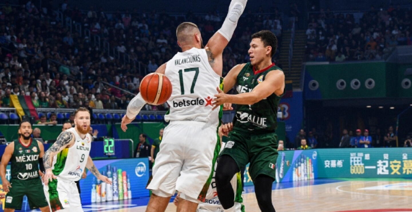 Jugada del partido entre México y Lituania por el Mundial de Baloncesto 2023