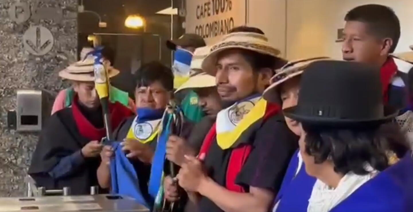 Violento ingreso de indígenas a edificio de Semana fue "una violación a la libertad de prensa"