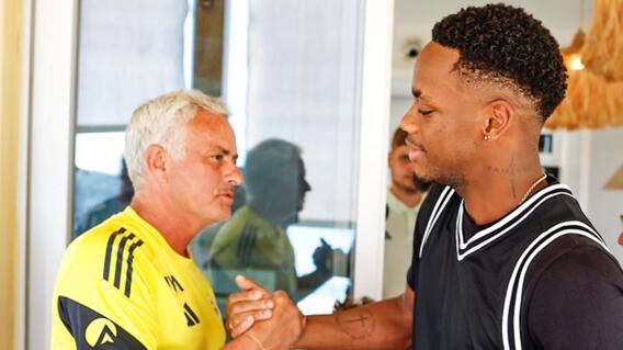 José Mourinho y Jhon Jàder Durán; el DT no convocó al colombiano a primer partido del Fenerbahce.jpg José Mourinho y Jhon Jàder Durán; el DT no convocó al colombiano a primer partido del Fenerbahce.jpg