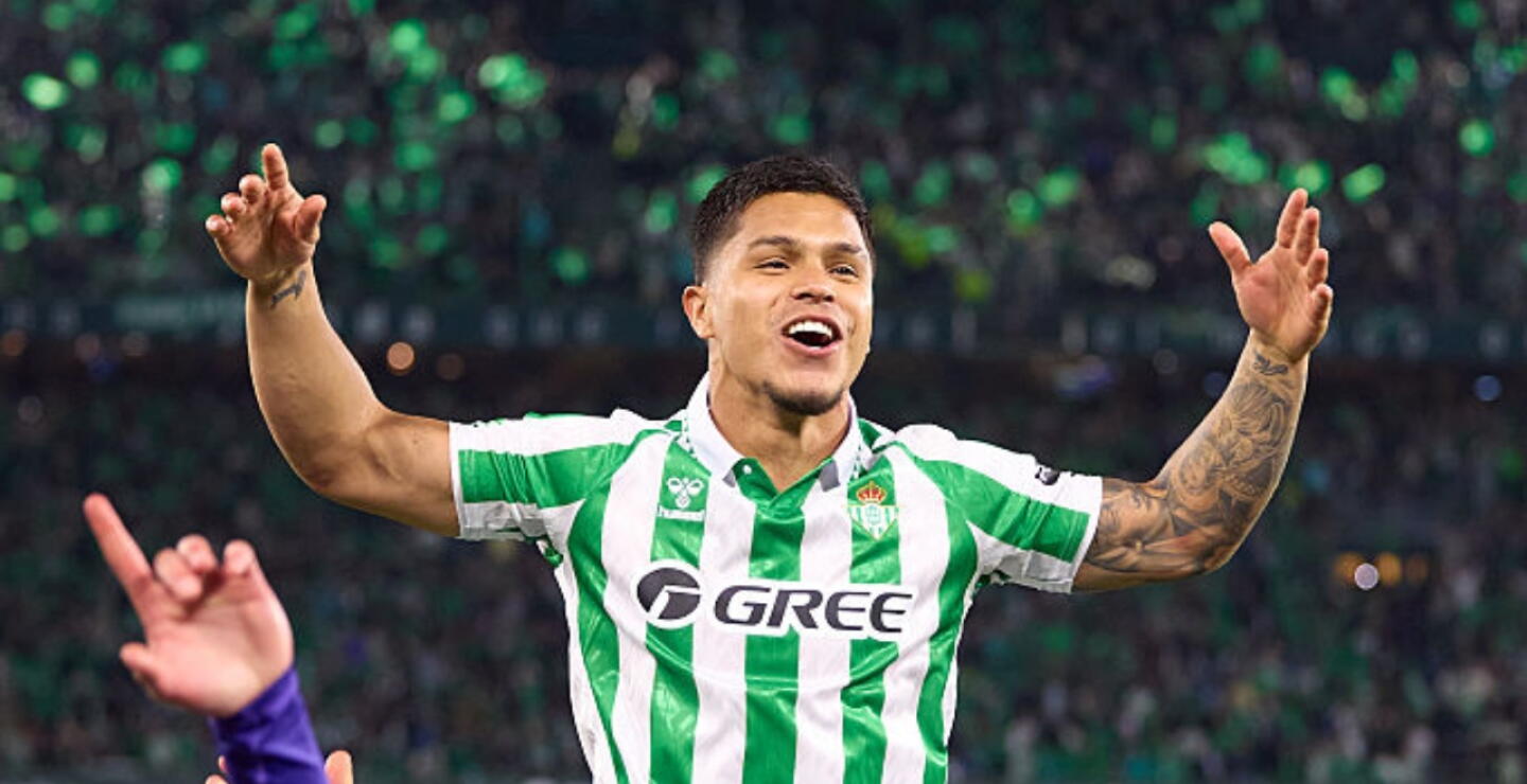 Juan Camilo 'Cucho' Hernández marcó gol con Betis en el derbi contra Sevilla. 