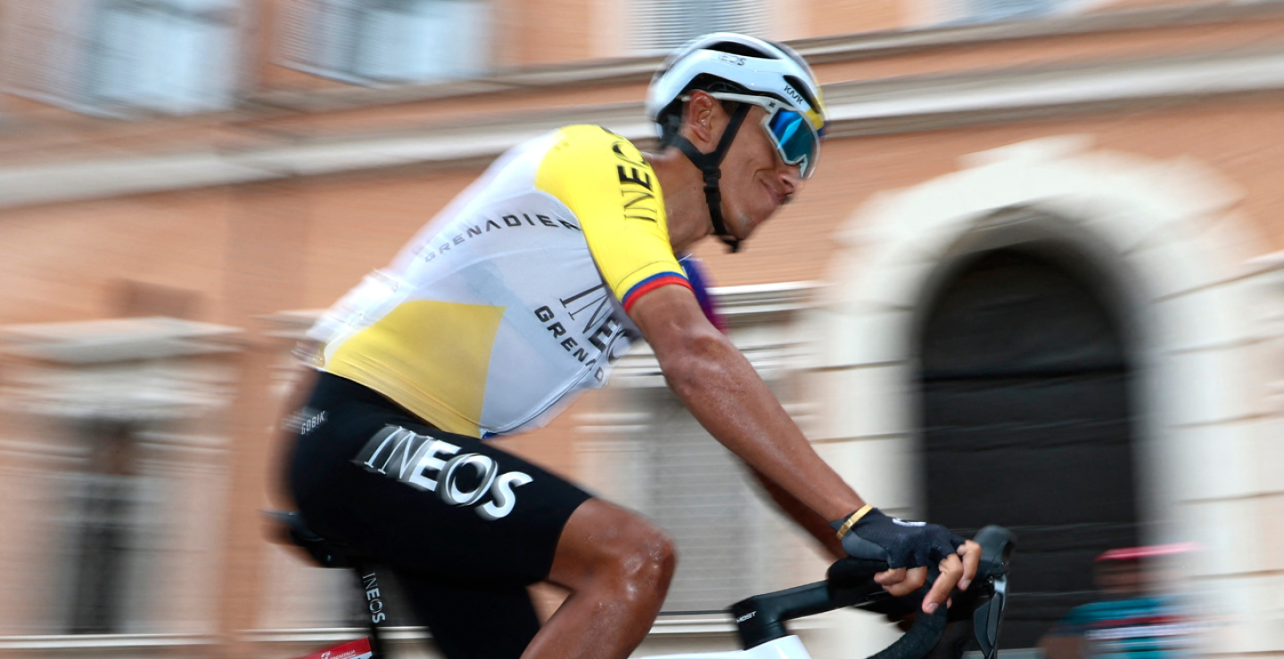 Egan Bernal (INEOS Grenadiers), en medio de la etapa 12 del Giro de Italia 2025