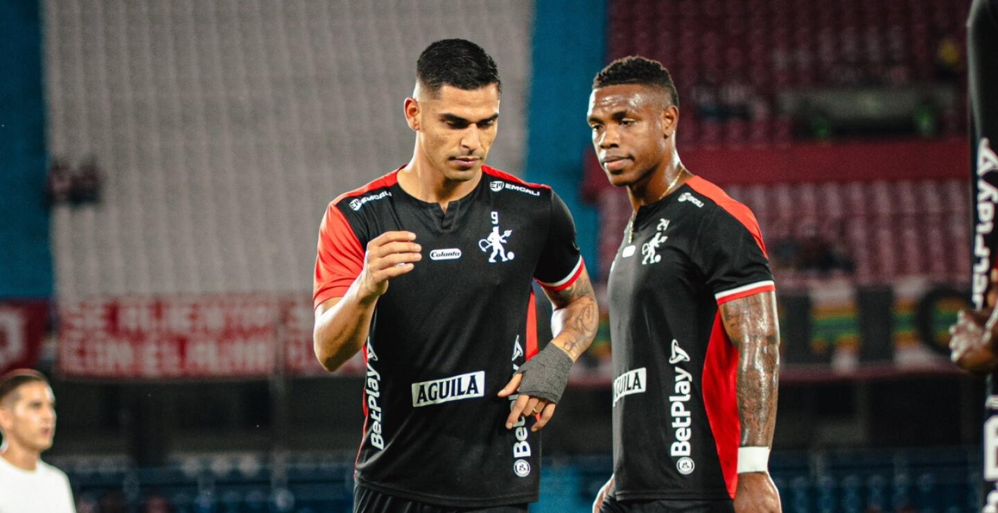 Luis Ramos (izq.), delantero del América en la previa del juego contra Junior por Copa BetPlay. 