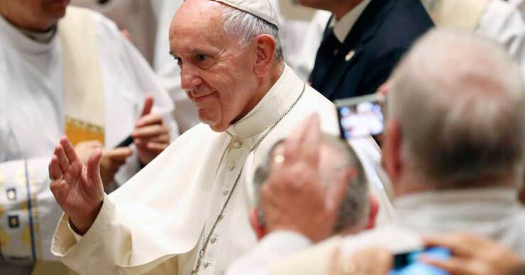 "Nuestro reto hoy es construir sobre esos cimientos sólidos y fomentar un sentido de colaboración y de responsabilidad compartida en la planificación del futuro de nuestras parroquias", precisó Francisco.