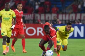 Aldaír Gutiérrez en acción de juego con Bucaramanga frente al América por Copa Sudamericana 2026.
