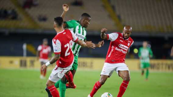 Acción de juego en el duelo entre Santa Fe vs. Nacional, por Liga. Acción de juego en el duelo entre Santa Fe vs. Nacional, por Liga.