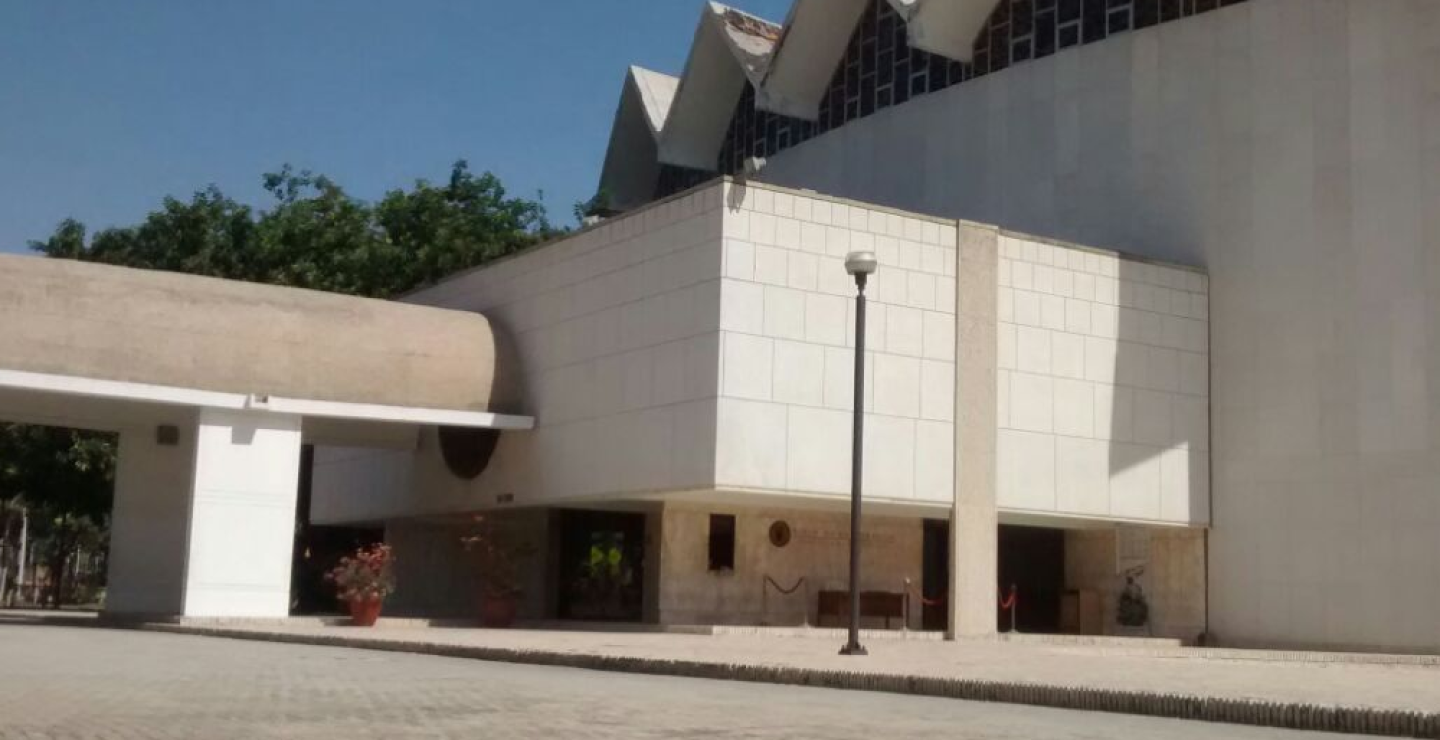 239737_Blu Radio/ Afueras del teatro Amira de la Rosa en Barranquilla. Foto: blu Radio
