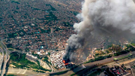 Incendio en el barrio Moravia, Medellín - Foto: Policía Nacional