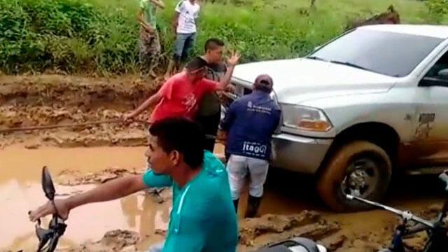 ¿Pavimento? En vía de Planeta Rica no saben qué es y vehículos quedan enterrados en el lodo